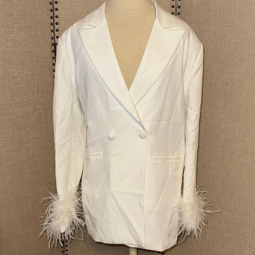 Elegant White Feather Cuff Blazer